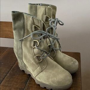 Sorel Women's Olive Lace-Up Boots